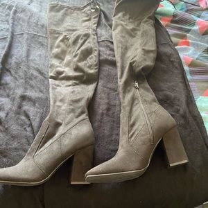 UNISA WOmENS BLACK VELOUR HEALED BOOTS